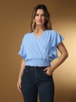 Blusa feminina Giulia rosa chiclete com mangas bufantes, decote em U e caimento slim fit. Ideal para ocasiões casuais e modernas.