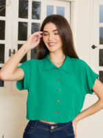 Camisa feminina cropped cor damasco, com manga morcego e detalhes de botões. Tecido leve, perfeito para dias quentes e visuais casuais.
