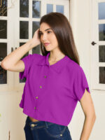 Camisa feminina cropped cor damasco, com manga morcego e detalhes de botões. Tecido leve, perfeito para dias quentes e visuais casuais.