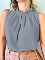 Blusa feminina regata amarela, sem mangas, com gola redonda e detalhes de botão. Leve e elegante, ideal para um visual casual e sofisticado.