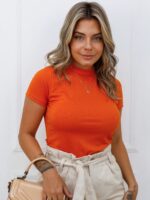 Blusa feminina canelada com gola alta e manga curta, feita de poliéster e elastano. Confortável e moderna, ideal para diversas ocasiões
