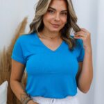 Blusa feminina gola V com mangas curtas em cor caramelo, feita de poliéster e elastano. Confortável e fácil de combinar com diferentes estilos.