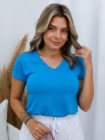 Blusa feminina gola V com mangas curtas em cor caramelo, feita de poliéster e elastano. Confortável e fácil de combinar com diferentes estilos.