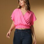 Blusa feminina Giulia rosa chiclete com mangas bufantes, decote em U e caimento slim fit. Ideal para ocasiões casuais e modernas.