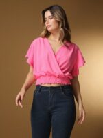 Blusa feminina Giulia rosa chiclete com mangas bufantes, decote em U e caimento slim fit. Ideal para ocasiões casuais e modernas.
