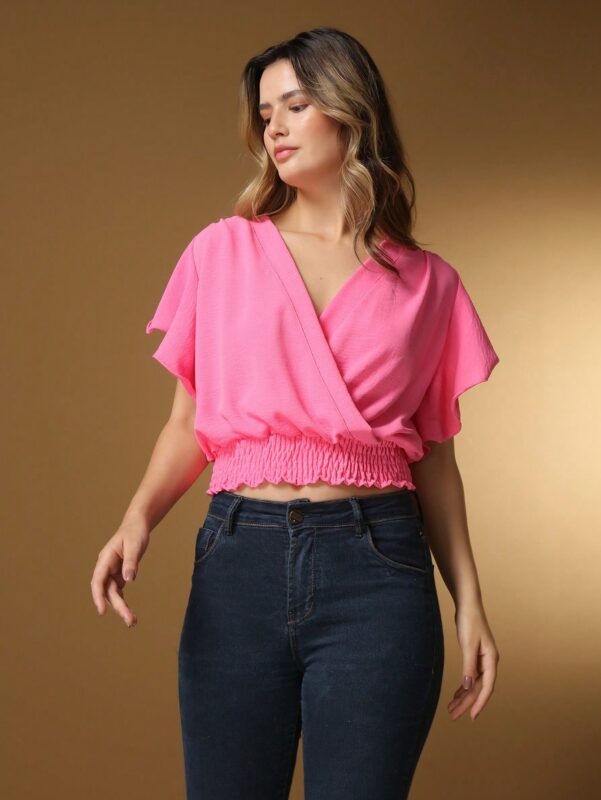 Blusa feminina Giulia rosa chiclete com mangas bufantes, decote em U e caimento slim fit. Ideal para ocasiões casuais e modernas.
