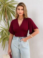Blusa feminina cropped Tânia, com manga esvoaçante, costas nuas e tecido de alta elasticidade. Conforto e estilo para dias casuais.
