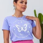 Blusa feminina T-shirt Flávia em algodão, cor lavanda, ajuste regular, confortável e casual para o uso diário.
