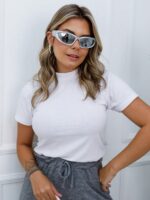Blusa feminina canelada com gola alta e manga curta, feita de poliéster e elastano. Confortável e moderna, ideal para diversas ocasiões