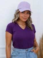 Blusa feminina gola V com mangas curtas em cor caramelo, feita de poliéster e elastano. Confortável e fácil de combinar com diferentes estilos.