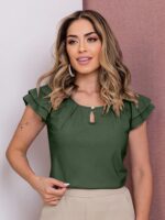 Blusa feminina branca com detalhes plissados e vazados, decote gota e mangas esvoaçantes. Estilo casual e delicado para diversas ocasiões.