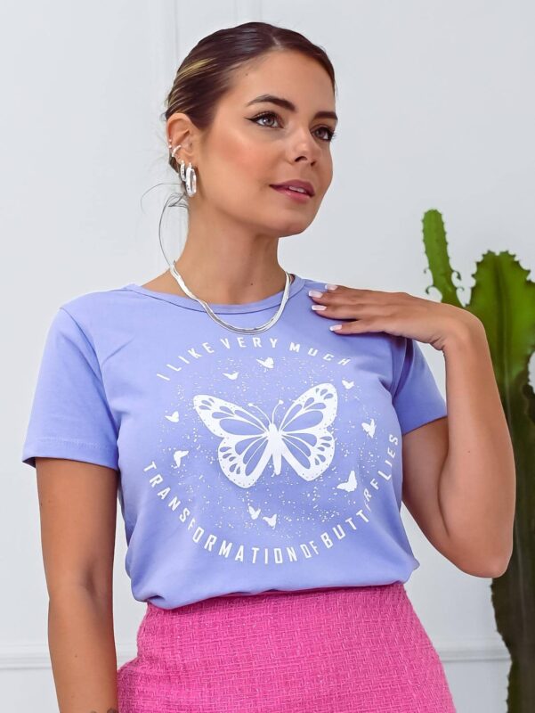 Blusa feminina T-shirt Flávia em algodão, cor lavanda, ajuste regular, confortável e casual para o uso diário.