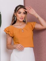 Blusa feminina branca com detalhes plissados e vazados, decote gota e mangas esvoaçantes. Estilo casual e delicado para diversas ocasiões.