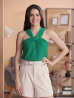 Blusa regata Lilian com gola frente-única e detalhe torcido, perfeita para um visual casual e moderno em dias quentes.