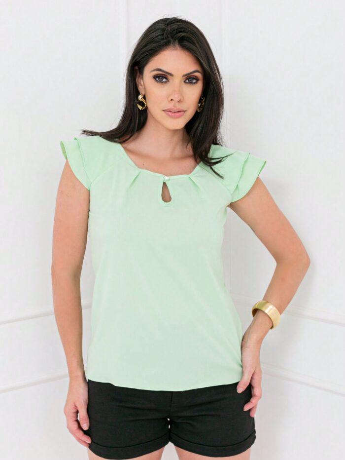 Blusa feminina Ianka com babado, decote gota e mangas esvoaçantes. Leve, casual e elegante, perfeita para várias ocasiões.