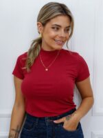 Blusa feminina canelada com gola alta e manga curta, feita de poliéster e elastano. Confortável e moderna, ideal para diversas ocasiões