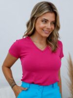 Blusa feminina gola V com mangas curtas em cor caramelo, feita de poliéster e elastano. Confortável e fácil de combinar com diferentes estilos.