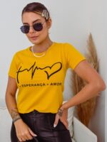 Blusa feminina T-shirt Flávia em algodão, cor lavanda, ajuste regular, confortável e casual para o uso diário.