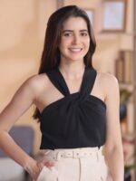 Blusa regata Lilian com gola frente-única e detalhe torcido, perfeita para um visual casual e moderno em dias quentes.