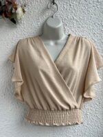 Blusa feminina Giulia rosa chiclete com mangas bufantes, decote em U e caimento slim fit. Ideal para ocasiões casuais e modernas.
