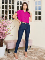 Camisa feminina cropped cor damasco, com manga morcego e detalhes de botões. Tecido leve, perfeito para dias quentes e visuais casuais.