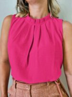 Blusa feminina regata amarela, sem mangas, com gola redonda e detalhes de botão. Leve e elegante, ideal para um visual casual e sofisticado.