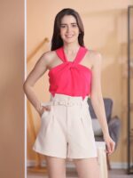 Blusa regata Lilian com gola frente-única e detalhe torcido, perfeita para um visual casual e moderno em dias quentes.