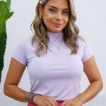 Blusa feminina canelada com gola alta e manga curta, feita de poliéster e elastano. Confortável e moderna, ideal para diversas ocasiões