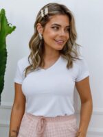 Blusa feminina gola V com mangas curtas em cor caramelo, feita de poliéster e elastano. Confortável e fácil de combinar com diferentes estilos.