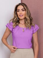 Blusa feminina branca com detalhes plissados e vazados, decote gota e mangas esvoaçantes. Estilo casual e delicado para diversas ocasiões.