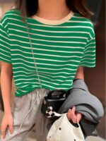 Blusa feminina listrada verde água, manga regular e cintura contrastada. Ideal para dias casuais, com tecido leve e confortável.