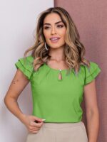 Blusa feminina branca com detalhes plissados e vazados, decote gota e mangas esvoaçantes. Estilo casual e delicado para diversas ocasiões.