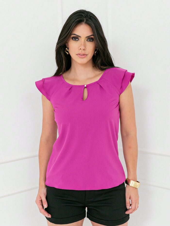 Blusa feminina Ianka com babado, decote gota e mangas esvoaçantes. Leve, casual e elegante, perfeita para várias ocasiões.