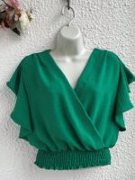 Blusa feminina Giulia rosa chiclete com mangas bufantes, decote em U e caimento slim fit. Ideal para ocasiões casuais e modernas.