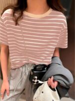 Blusa feminina listrada verde água, manga regular e cintura contrastada. Ideal para dias casuais, com tecido leve e confortável.