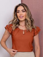 Blusa feminina branca com detalhes plissados e vazados, decote gota e mangas esvoaçantes. Estilo casual e delicado para diversas ocasiões.