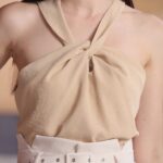 Blusa regata Lilian com gola frente-única e detalhe torcido, perfeita para um visual casual e moderno em dias quentes.