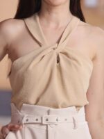 Blusa regata Lilian com gola frente-única e detalhe torcido, perfeita para um visual casual e moderno em dias quentes.