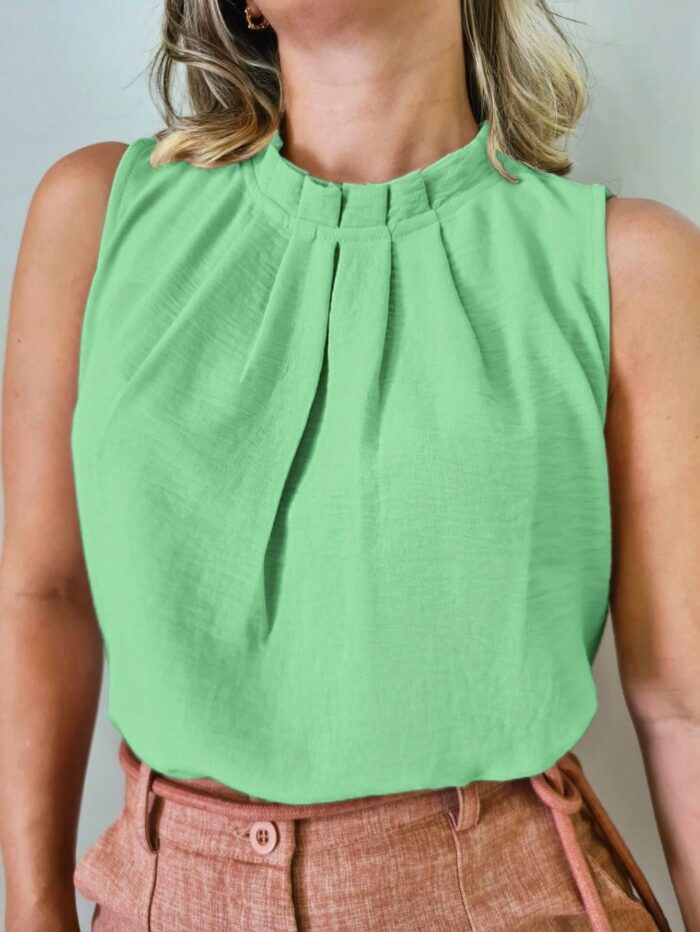Blusa feminina regata amarela, sem mangas, com gola redonda e detalhes de botão. Leve e elegante, ideal para um visual casual e sofisticado.