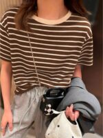 Blusa feminina listrada verde água, manga regular e cintura contrastada. Ideal para dias casuais, com tecido leve e confortável.