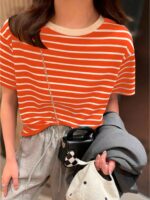 Blusa feminina listrada verde água, manga regular e cintura contrastada. Ideal para dias casuais, com tecido leve e confortável.