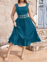 Vestido Plus Size Amélia com Cores sólidas, renda, alças grossas, babado esvoaçante. Elegante e confortável para momentos casuais e sofisticados.