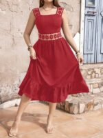 Vestido Plus Size Amélia com Cores sólidas, renda, alças grossas, babado esvoaçante. Elegante e confortável para momentos casuais e sofisticados.