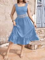 Vestido Plus Size Amélia com Cores sólidas, renda, alças grossas, babado esvoaçante. Elegante e confortável para momentos casuais e sofisticados.