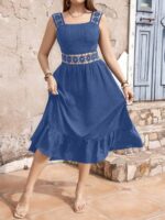 Vestido Plus Size Amélia com Cores sólidas, renda, alças grossas, babado esvoaçante. Elegante e confortável para momentos casuais e sofisticados.