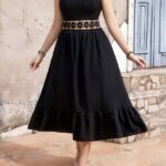 Vestido Plus Size Amélia com Cores sólidas, renda, alças grossas, babado esvoaçante. Elegante e confortável para momentos casuais e sofisticados.