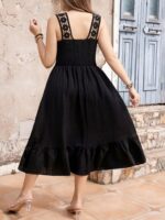 Vestido Plus Size Amélia com Cores sólidas, renda, alças grossas, babado esvoaçante. Elegante e confortável para momentos casuais e sofisticados.