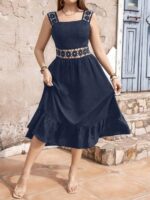 Vestido Plus Size Amélia com Cores sólidas, renda, alças grossas, babado esvoaçante. Elegante e confortável para momentos casuais e sofisticados.