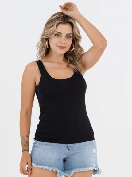 Blusa regata Fábia com alças largas e bainha assimétrica, ideal para um visual casual e moderno.