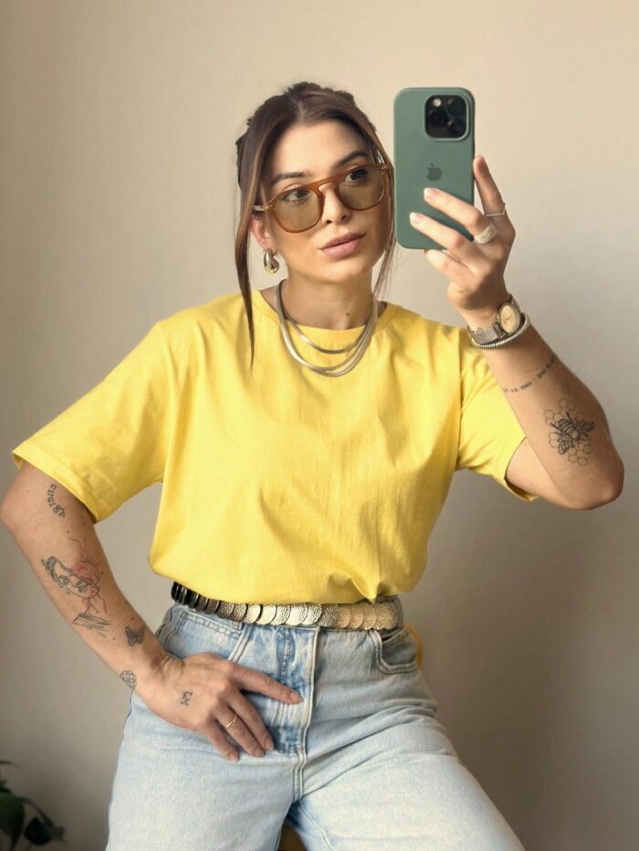 Blusa feminina T-shirt Lorrane, com manga curta e gola redonda. Feita de algodão, ideal para looks casuais e confortáveis no dia a dia.